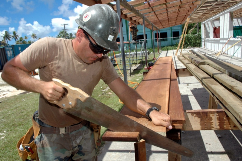 charpentier-RAYOL CANADEL SUR MER-min_worker_construction_building_carpenter_male_job_build_helmet-893290